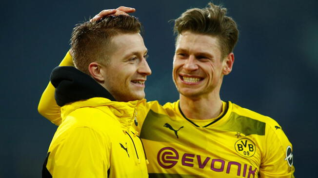 Marco Reus bromea con Łukasz Piszczek.