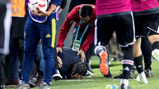 Senol Gunes, entrenador de Besiktas, fue impactado en la cabeza por un objeto enviado desde la tribuna.
