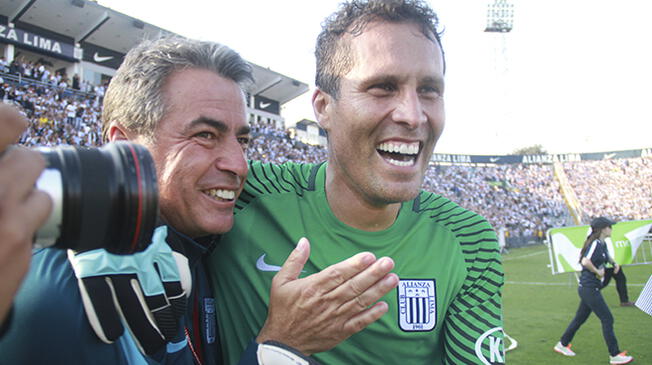 Leao Butrón y Pablo Bengoechea celebran el título de Alianza Lima.