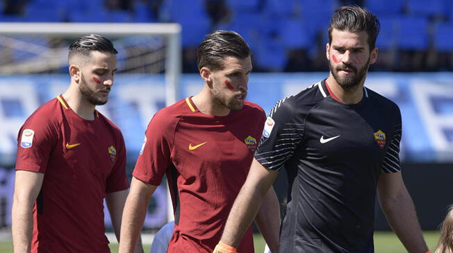 Los jugadores de la Roma salen al campo.