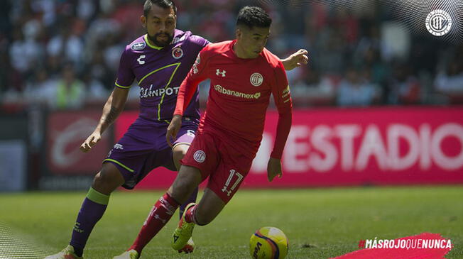 Toluca vs. Veracruz: López domina el balón ante la marca de Martínez. 