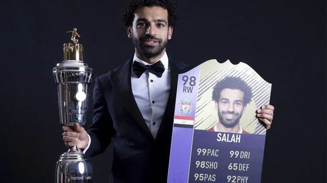 Mohamed Salah posando con su carta al mejor jugador del año.