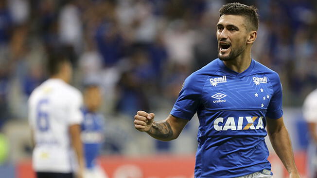 Giorgian de Arrascaeta celebra su gol a la U de Chile con Cruzeiro.