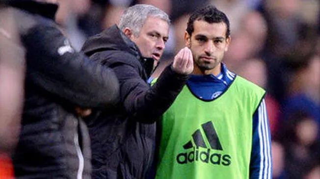 José Mourinho le da una indicación a Mohamed Salah.