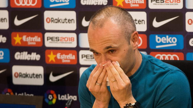 Andrés Iniesta entre lágrimas en la conferencia de prensa. Foto: EFE