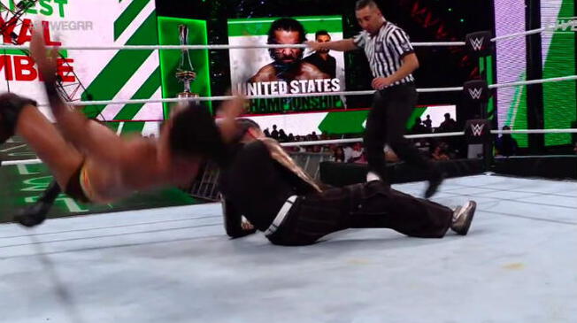 Jeff Hardy no pudo darle el golpe a Jinder Mahal pero igual cayó a la lona. Foto: WWE.com