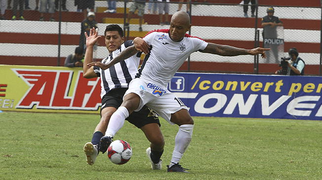 Jesús Chávez disputa un balón con Hansell Riojas.