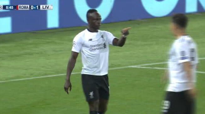 Sadio Mané celebra su gol con Roberto Firmino.