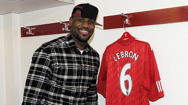 LeBron James posa con una camiseta personalizada del Liverpool en Anfield.