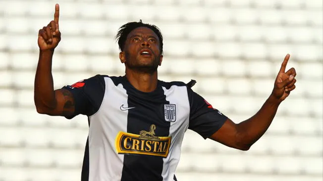 Lionard Pajoy celebra un gol con Alianza Lima.