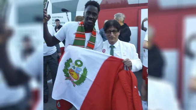 Eder, delantero del Lokomotiv posando con la bandera peruana. 