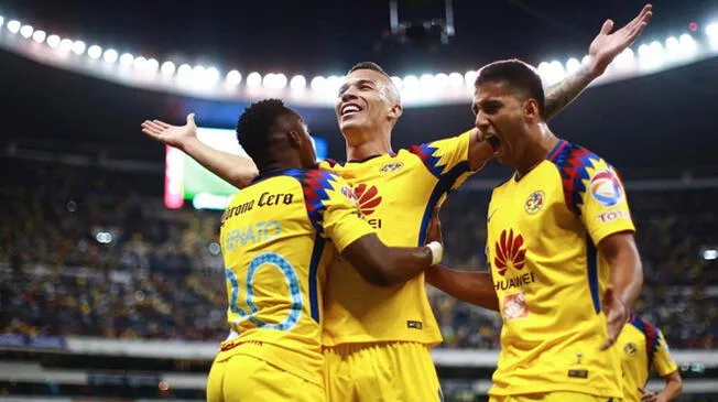 Mateus Uribe celebra un gol con el América.
