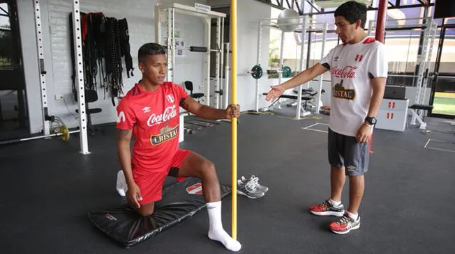 Pedro Aquino haciendo trabajos de elongación. 