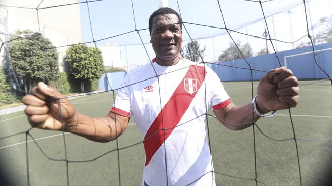 Guillermo La Rosa posa con la camiseta de la Selección Peruana