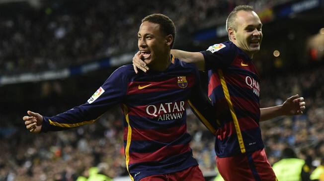 Neymar e Iniesta celebran un gol del Barcelona.