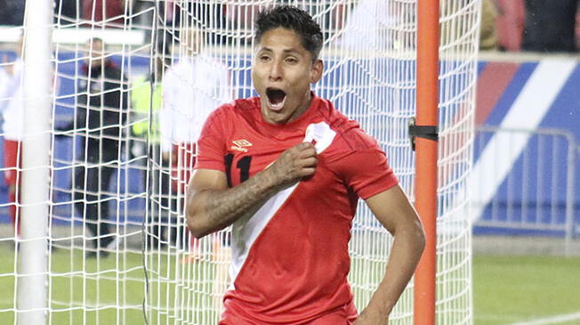 Raúl Ruidíaz celebra su gol con Perú a Islandia.