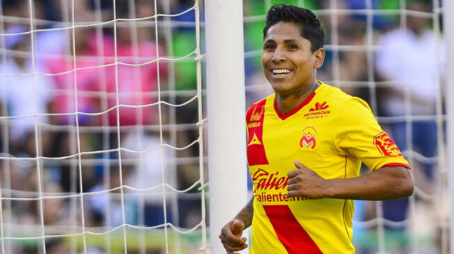 Raúl Ruidíaz celebra un gol del Morelia.