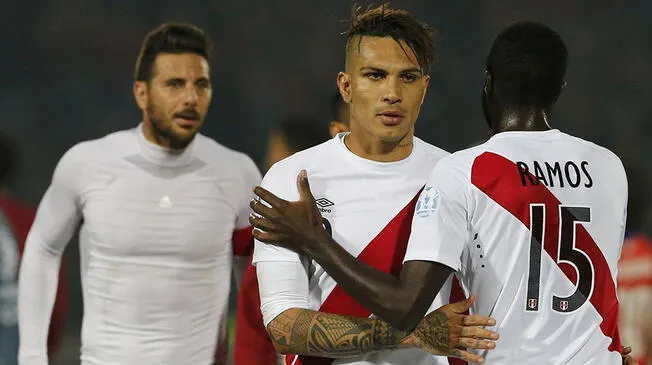 Paolo Guerrero, Christian Ramos y Claudio Pizarro, tras un partido de la Selección Peruana.