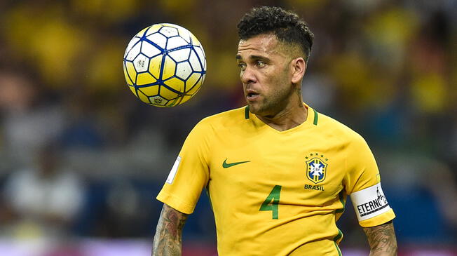 Dani Alves, durante un partido de Brasil.