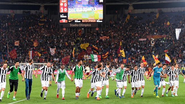 Juventus salió campeón por séptima vez consecutiva de la Serie A italiana tras iguala 0-0 frente a su par de la AS Roma en el Estadio 'Olímpico'. 