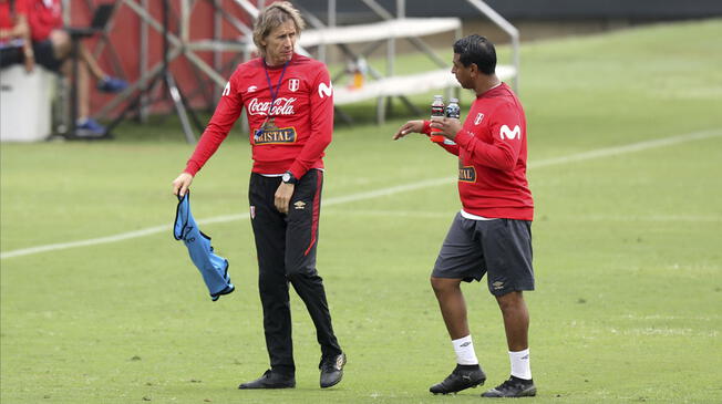 Ricardo Gareca y Nolberto Solano en plena práctica de la selección peruana. 