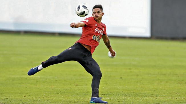 Anderson Santamaría estuvo de delantero centro en los últimos entrenamientos de la selección peruana. Foto: FPF