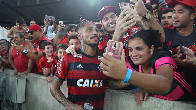 Paolo Guerrero se toma una foto con un hincha del Flamengo.