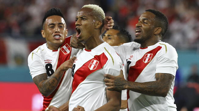 André Carrillo celebra su gol en el Perú-Croacia