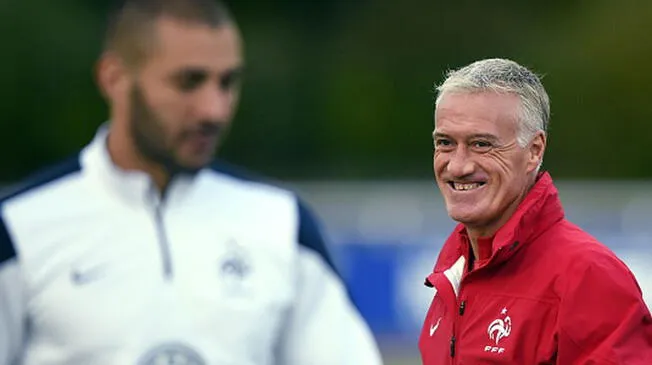 Karim Benzema y Didier Deschamps en un entrenamiento de Francia.