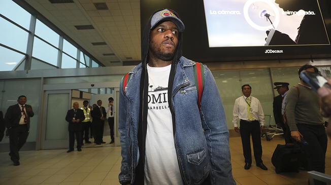 Jefferson Farfán, en el aeropuerto Jorge Chávez tras llegar procedente de Moscú.