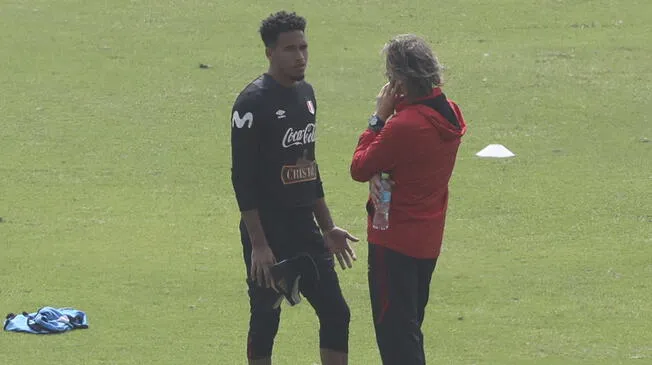 Pedro Gallese conversa con Ricardo Gareca en un entrenamiento en la Videna.