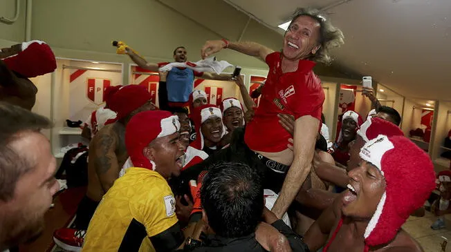 Ricardo Gareca, alzado en hombros por sus jugadores tras la clasificación de Perú al Mundial Rusia 2018.