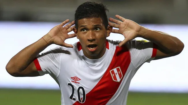 Edison Flores celebra un gol con la Selección Peruana.