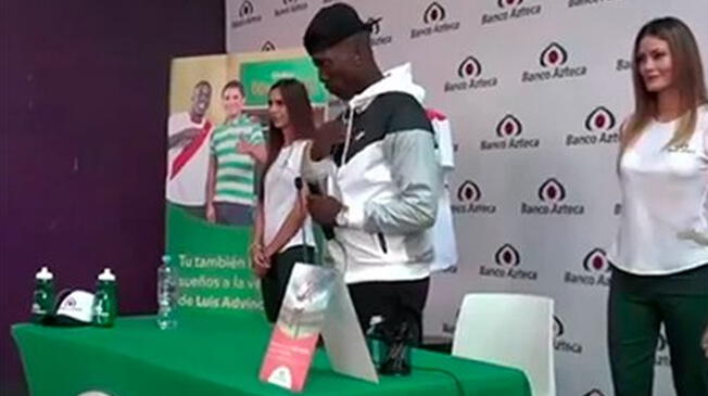 Luis Advíncula rezó el "Padre Nuestro" en honor a Paolo Guerrero.