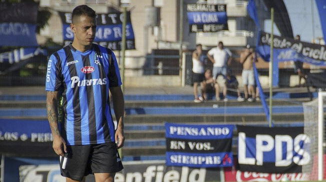 Diego Guastavino, ex volante estudiantil, le marcó de tiro libre a Nacional en el torneo uruguayo.