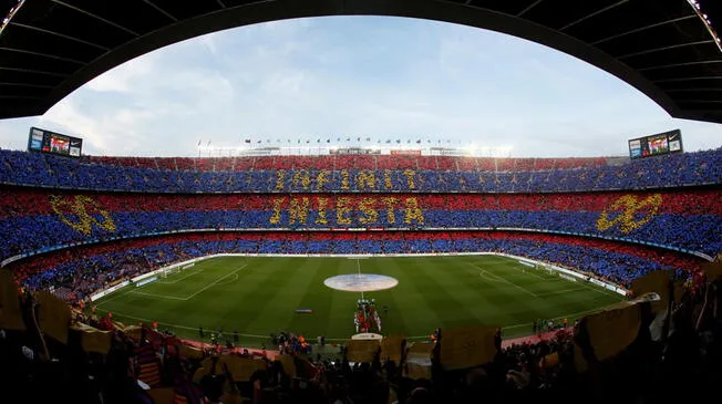 El impresionante mosaico en homenaje a Iniesta en el Camp Nou.