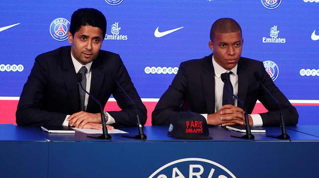 Al Khelaifi y Kylian Mbappé durante la conferencia de prensa del francés en el PSG.