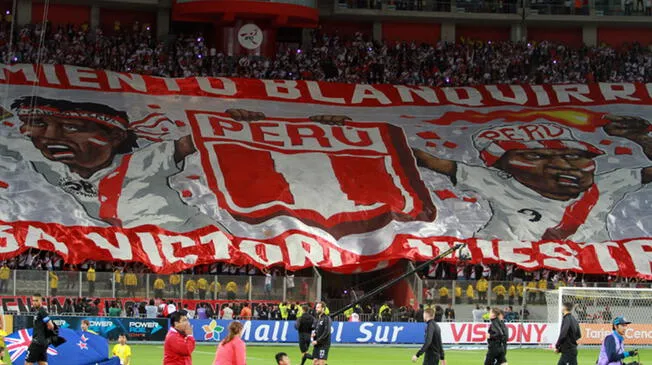 Este fue el mantón presentado por Sentimiento Blanquirrojo en el partido Perú vs. Nueva Zelanda.