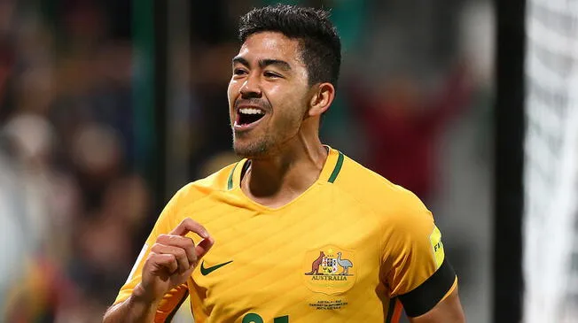 Massimo Luongo celebra un gol con la selección de Australia.