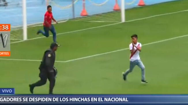 Hincha rogó a policía para que lo deje acercarse a jugadores.