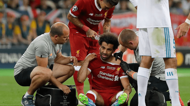 Mohamed Salah se habría dislocado el hombro y estaría fuera de Rusia 2018