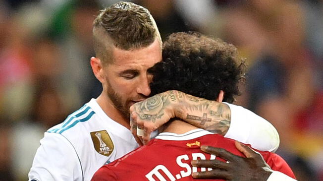 Sergio Ramos abraza a Mohamed Salah tras ocasionarle una dura lesión en la final de la Champions League.