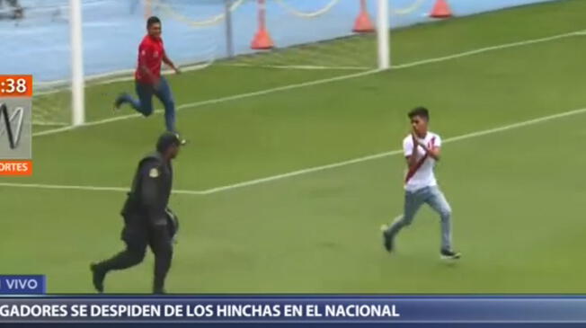 Hinchas se volvieron locos con el entrenamiento de la Selección Peruana en el Nacional. Captura: Canal N