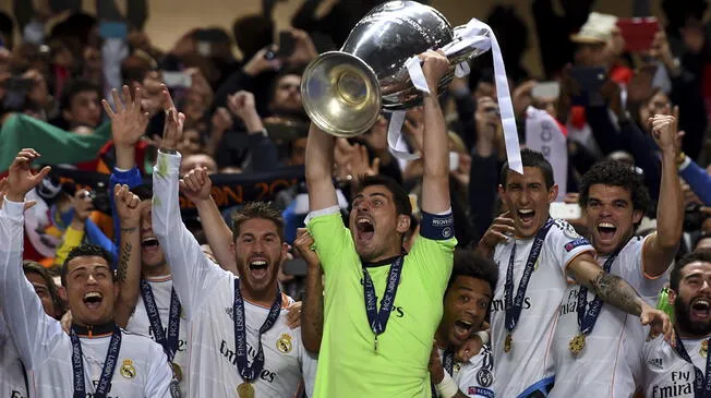 Iker Casillas levantando la 'orejona' como capitán.