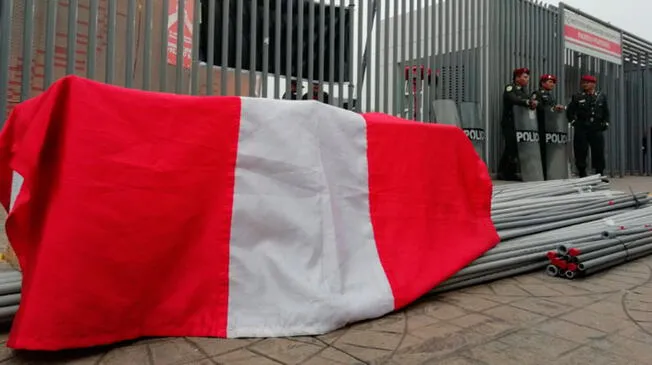 'La Blanquirroja' es la barra que se ubica en la tribuna sur del Estadio Nacional.