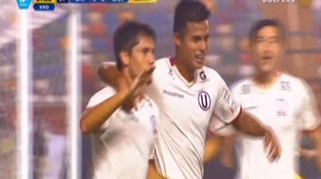 Diego Manicero celebra su gol ante Cantolao con Anthony Osorio.