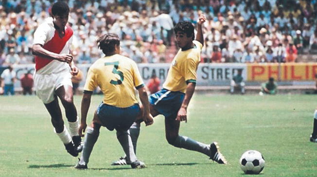 Teófilo Cubillas enfrenta a dos jugadores de Brasil en el Mundial México '70.