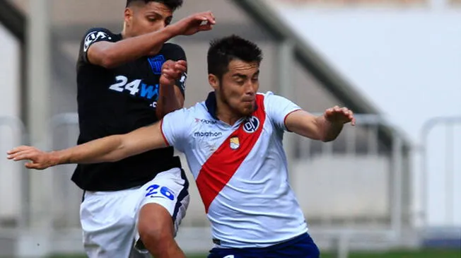 Rodrigo Cuba disputa un partido ante Alianza Lima