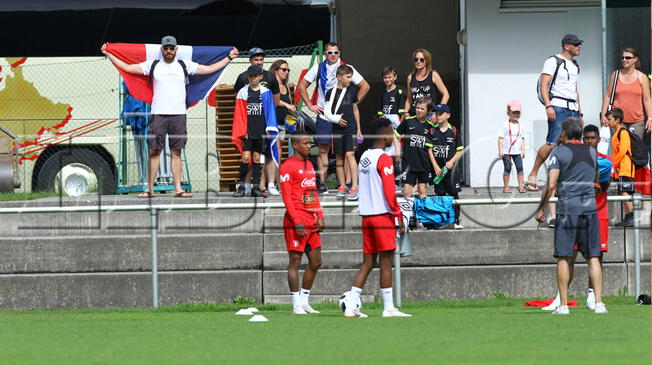 Perú vs Francia: hinchas 'galos' aparecen en entrenamiento de la Selección Peruana