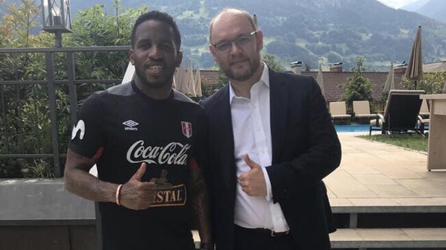 Jefferson Farfán y el presidente del Lokomotiv de Moscú, Ilya Gerkus.